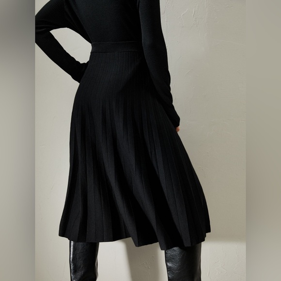 LILYSILK Collegiate Ultra-fine Merino Wool Skirt - Picture 2 of 10